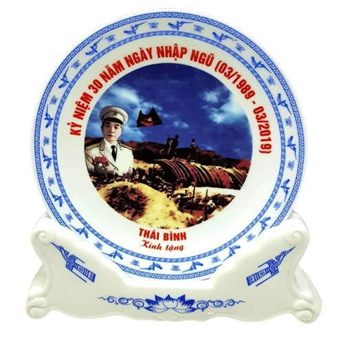 Đĩa kỷ niệm có hai mốc ngày theo vành và ảnh giữa