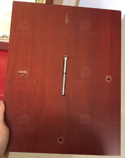 Mặt sau bảng có chi tiết giữ và các điểm gắn