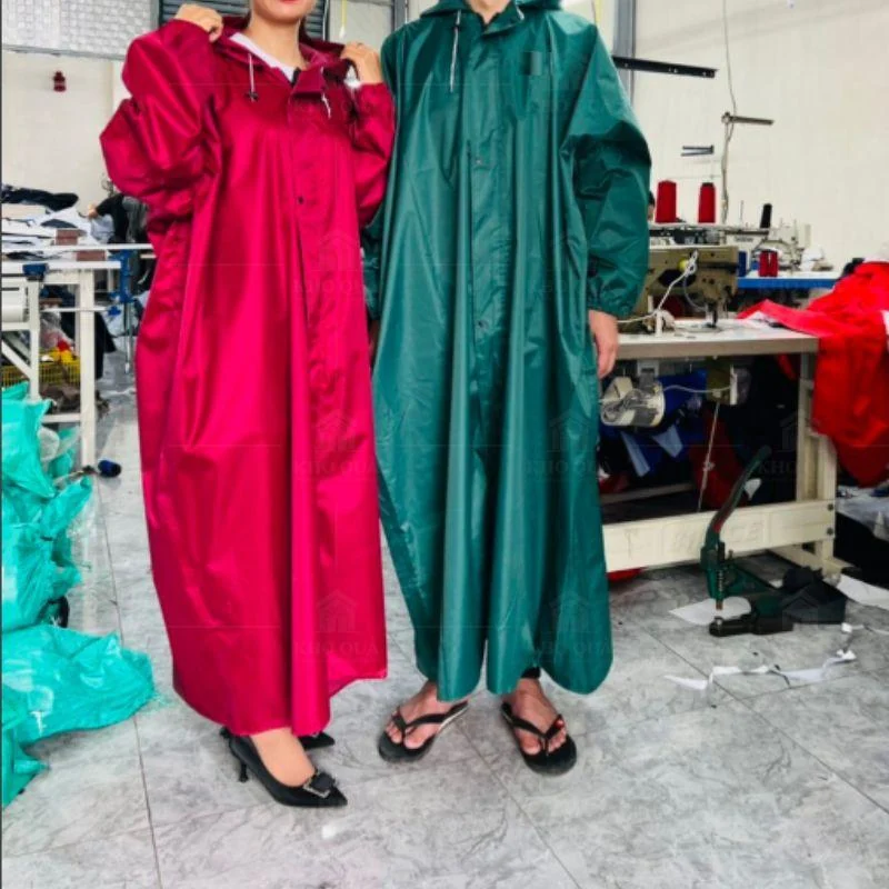 Măng tô hồng và xanh trong gallery áo mưa