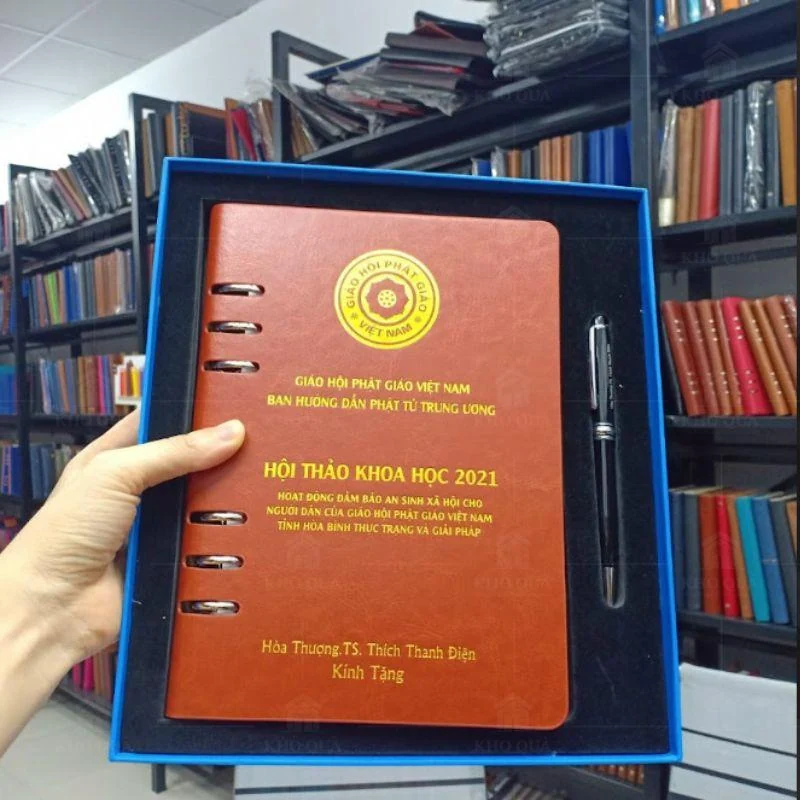 Sổ bìa đỏ in nội dung hội thảo cùng bút trong hộp xanh