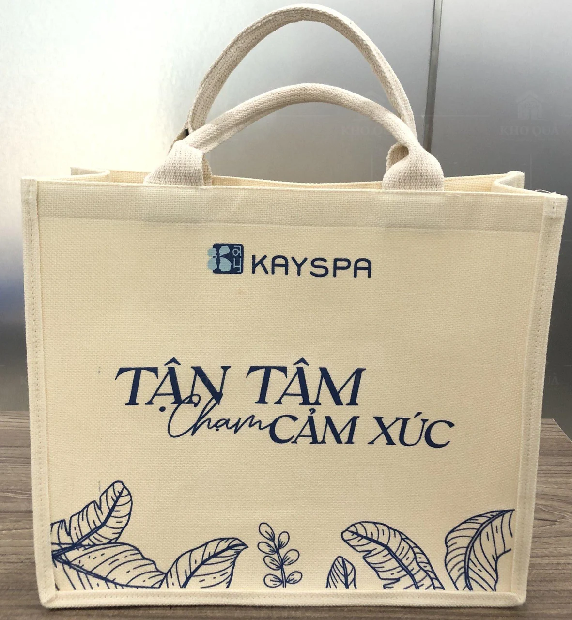 Túi quai ngắn in KAYSPA với thông điệp và họa tiết trên mặt chính