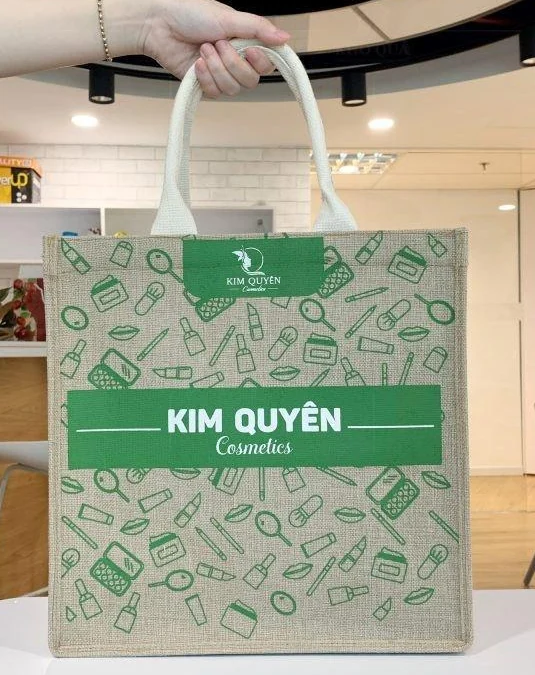 Túi in KIM QUYÊN màu xanh và họa tiết trên bề mặt dệt thô