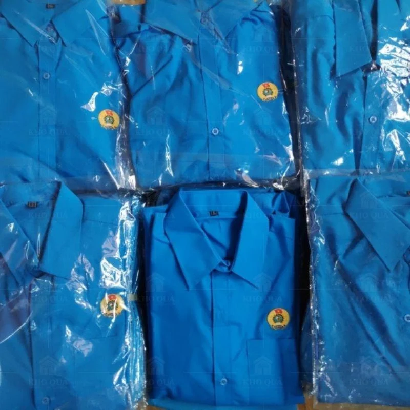 Các áo polo xanh có logo ngực gấp và bọc riêng
