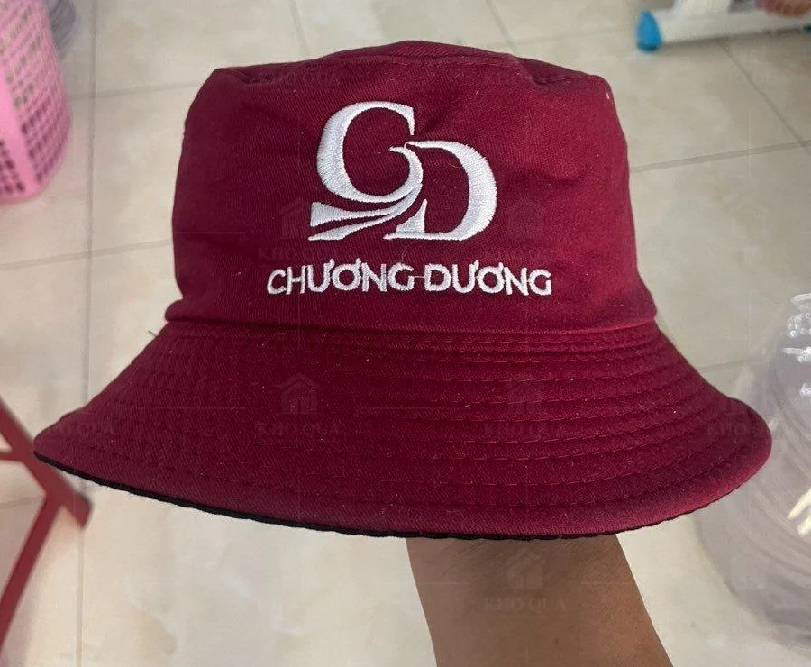 Mũ bucket đỏ sẫm thêu Chương Dương với vành quanh đầu