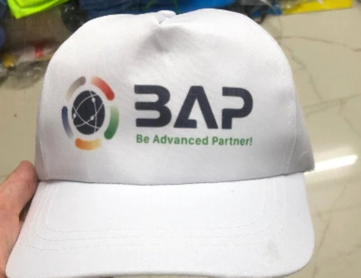 Mũ lưỡi trai trắng thêu BAP cầm trên tay