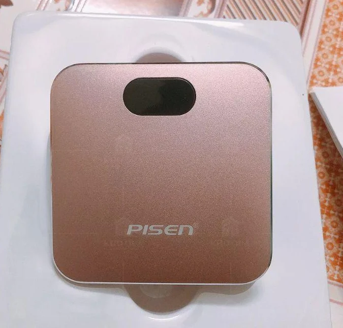 Sạc dự phòng Pisen Mini Power màu hồng đặt trong khay