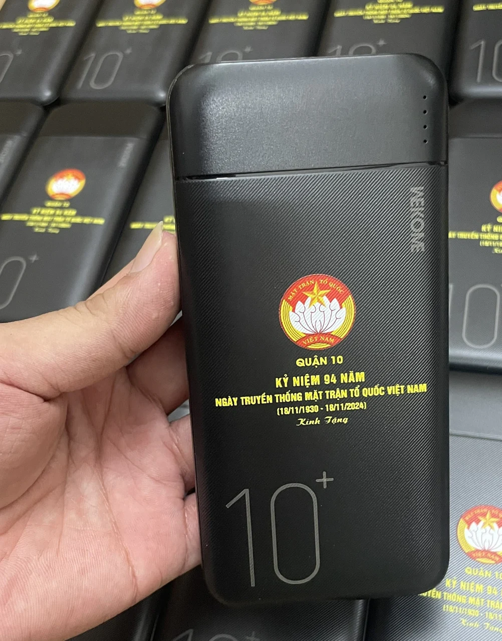 Mẫu sạc thân đen in biểu trưng và nội dung kỷ niệm màu vàng