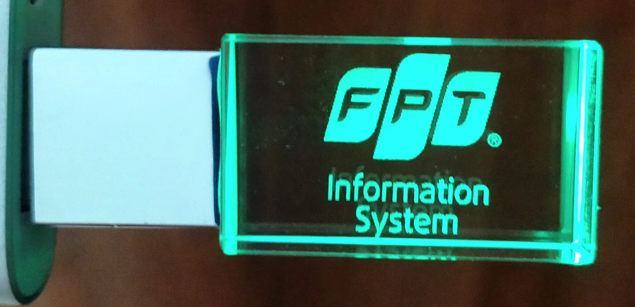 USB sáng in FPT Information System cắm cạnh máy