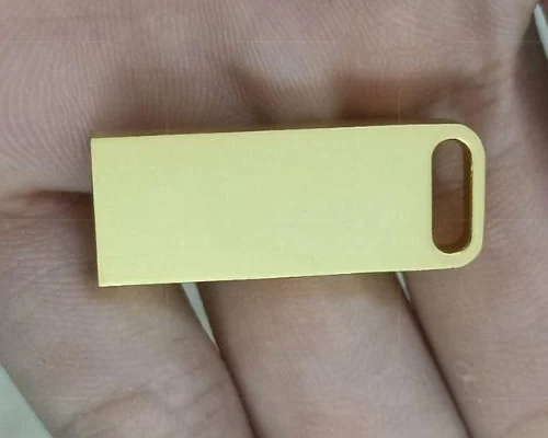 USB dạng nhỏ màu vàng đặt trên lòng bàn tay