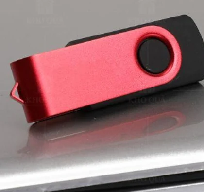 Góc USB nắp xoay đỏ ở trạng thái đóng trên laptop