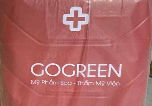 Góc chữ GOGREEN trên vali đỏ nằm trong túi bảo vệ