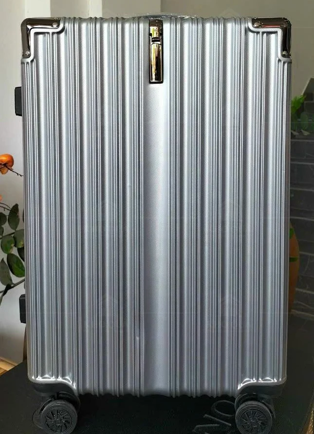 Mặt trước vali bạc gân dọc và chi tiết góc của KQ-VL08