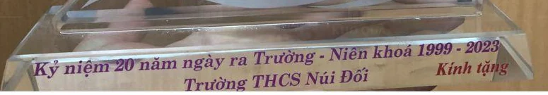 Dòng mốc thời gian và tên trường ở chân đồng hồ số 20 trong gallery PL01