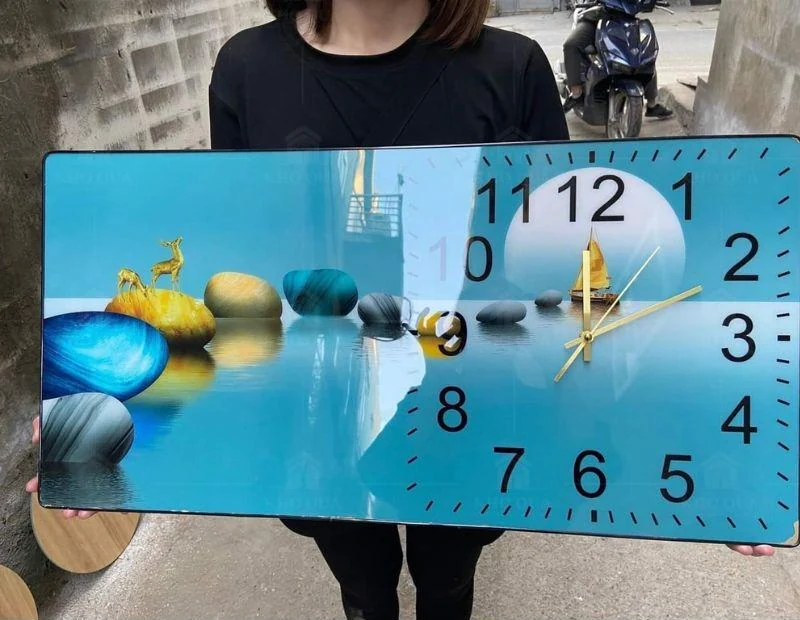 Mặt đồng hồ chữ nhật có cảnh trang trí cạnh vùng số trong gallery KQ-DH28