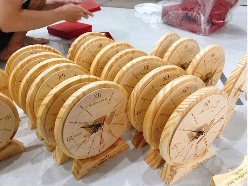 Các đồng hồ gỗ có tên và logo riêng trên mặt, chân trong gallery D18 - 01