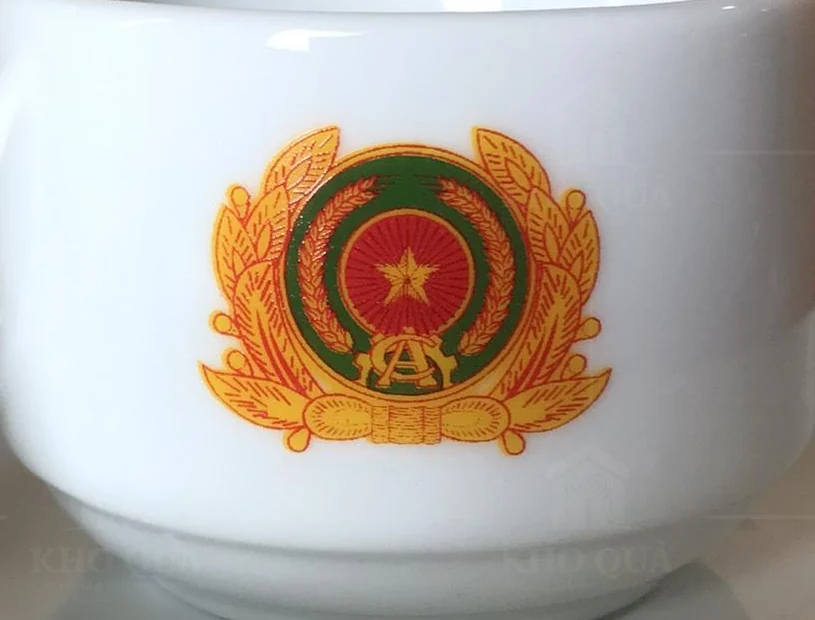 Góc logo khách hàng trên chén trắng trong gallery bộ vuông thẳng KQ-ACT05