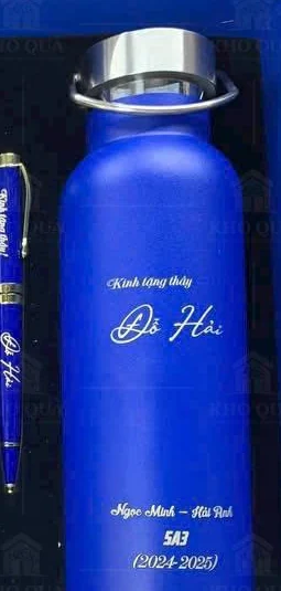 Góc bình xanh có tên người nhận và nội dung riêng trong gallery bộ sổ–bút–bình quai xách