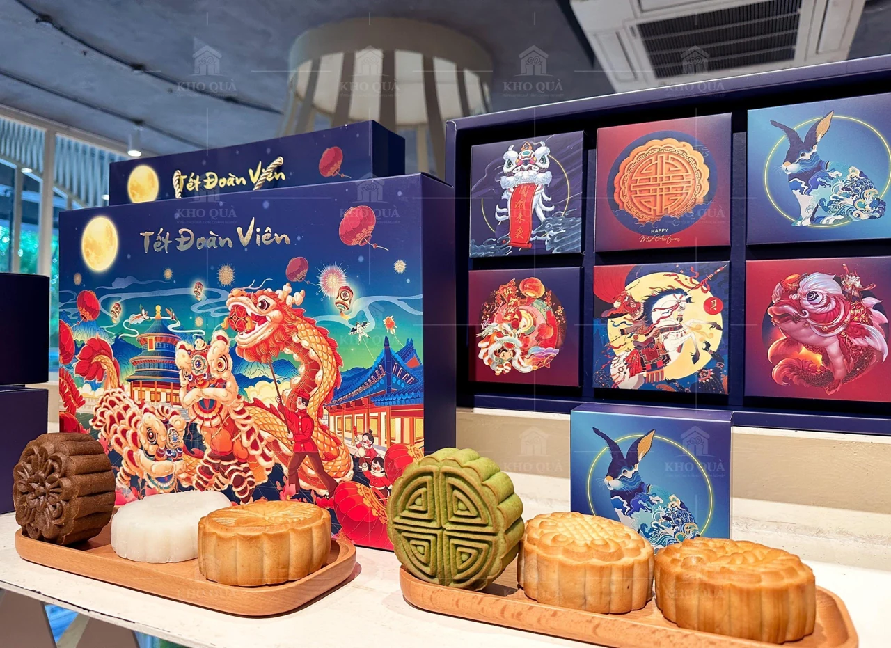 Hộp lân xanh các hộp nhỏ trong khay và bánh bày trước từ gallery hộp lân