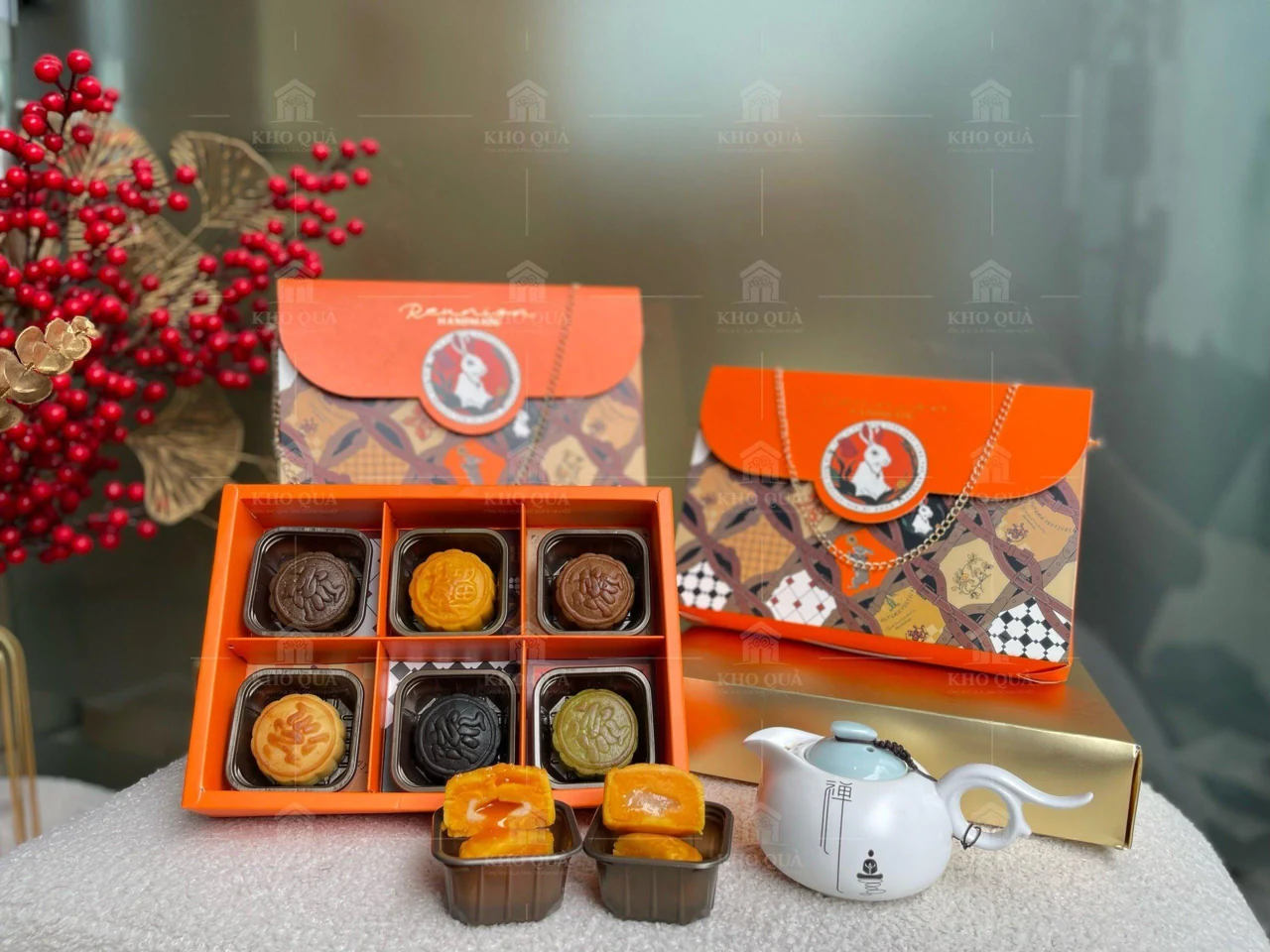 Hộp thỏ cam khay bánh và bình trà bày cạnh trong gallery hộp thỏ