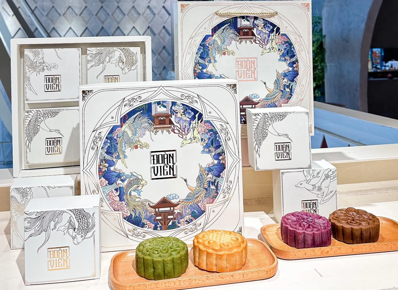 Hộp đoàn viên trắng cùng hộp nhỏ và túi trong gallery hộp đoàn viên