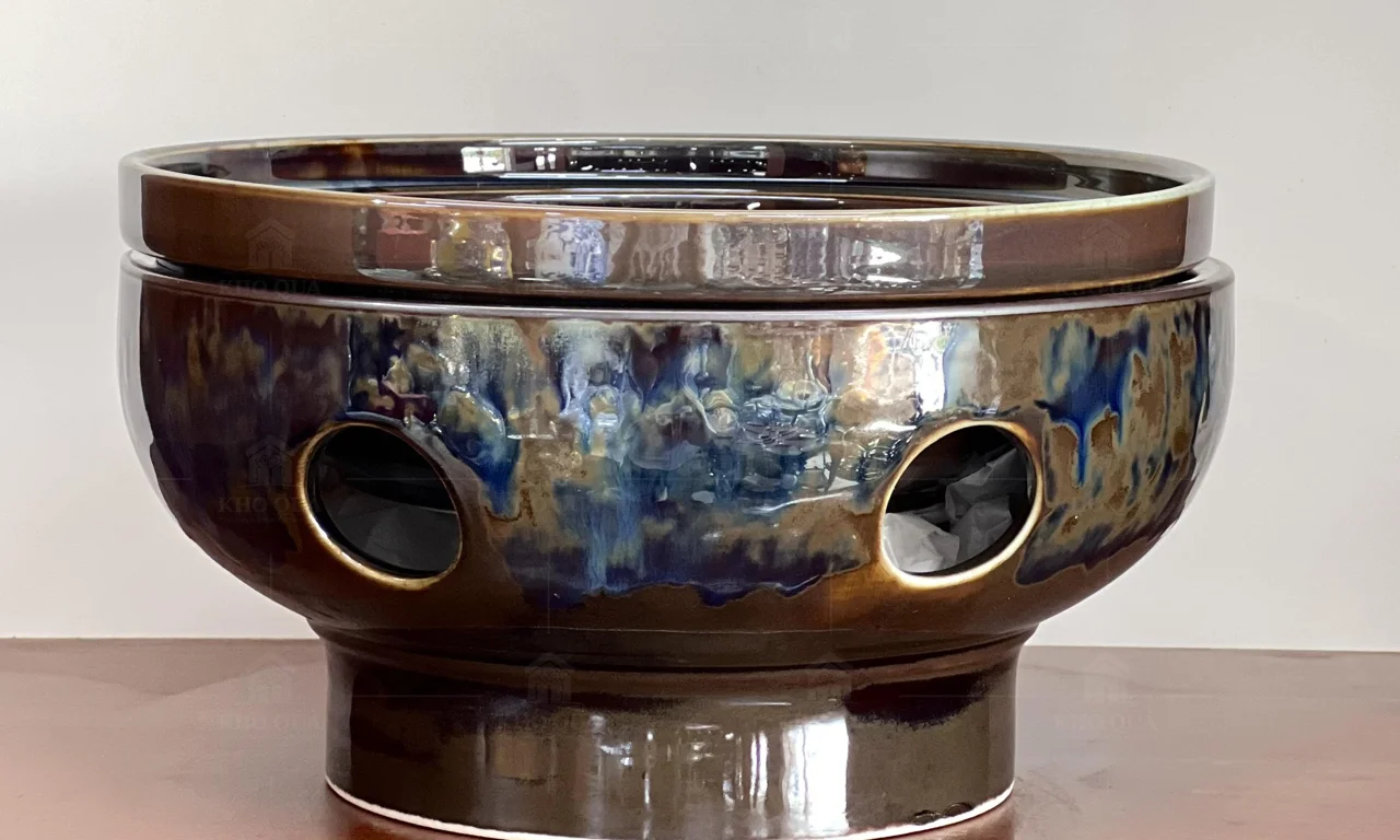 Ảnh chụp mẫu men nâu xanh trong gallery D21H11.5, có lỗ thân và chân đế