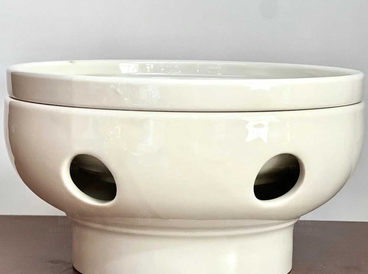 Cận mép phần bát phía trên và thân đế màu trắng trong gallery