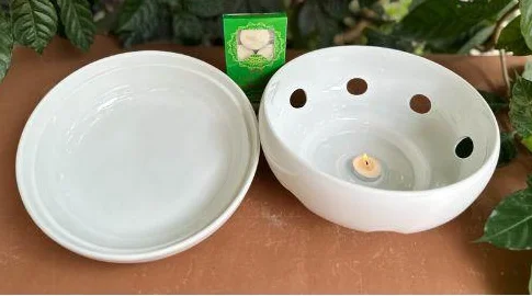 Gallery Phi19 có phần bát rời, đế và một viên nến trong ảnh