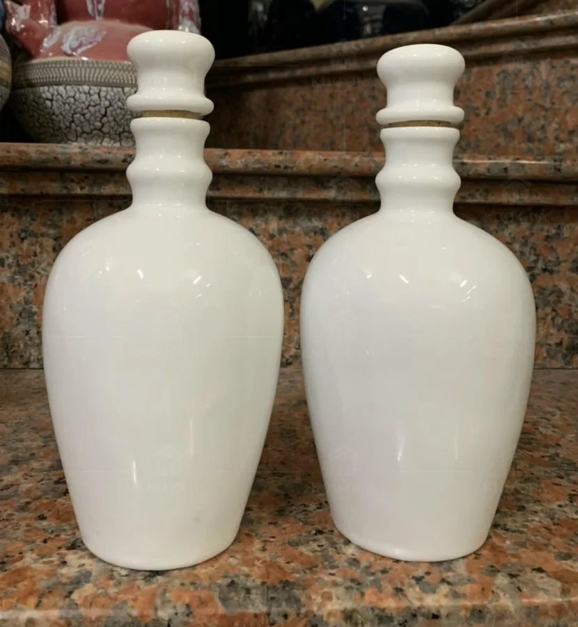 Hai chai trắng thân bầu với nút gốm trong gallery 500ml–03