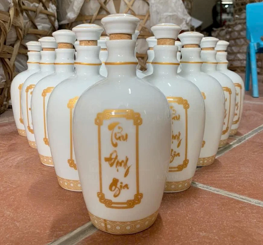 Các chai trắng có chữ vàng trên thân trong gallery mẫu 500ml–03