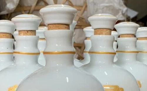 Cận nút gốm trắng với phần màu nâu ở cổ chai trong gallery 500ml–03