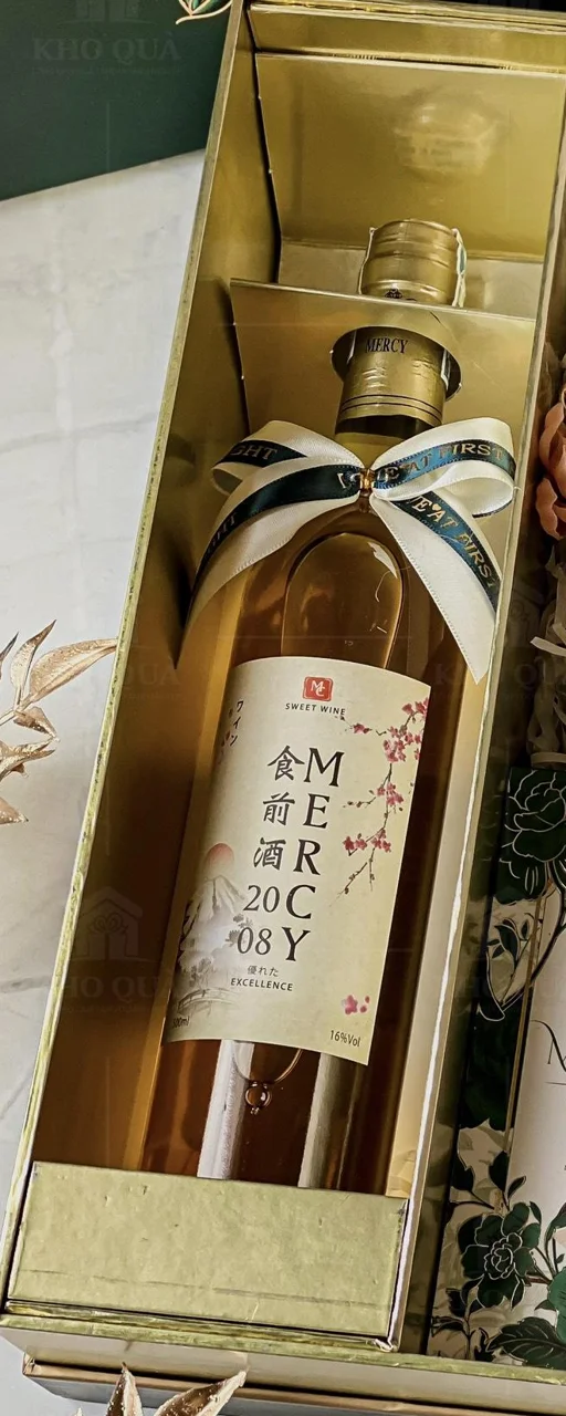 Cận chai nằm trong khoang dài riêng của gallery hộp Công xanh