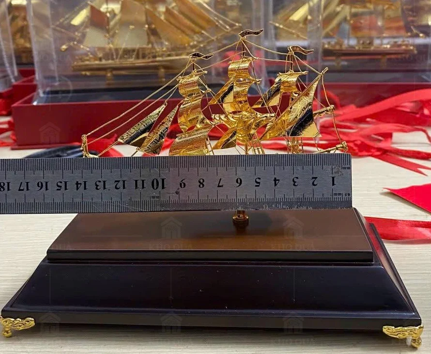 Thuyền nhìn bên với cột buồm, dây và đế trong gallery