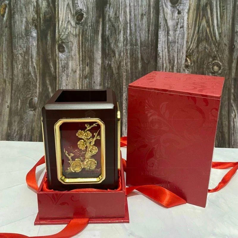 Ống bút trong hộp đỏ và phần nắp hộp trong gallery
