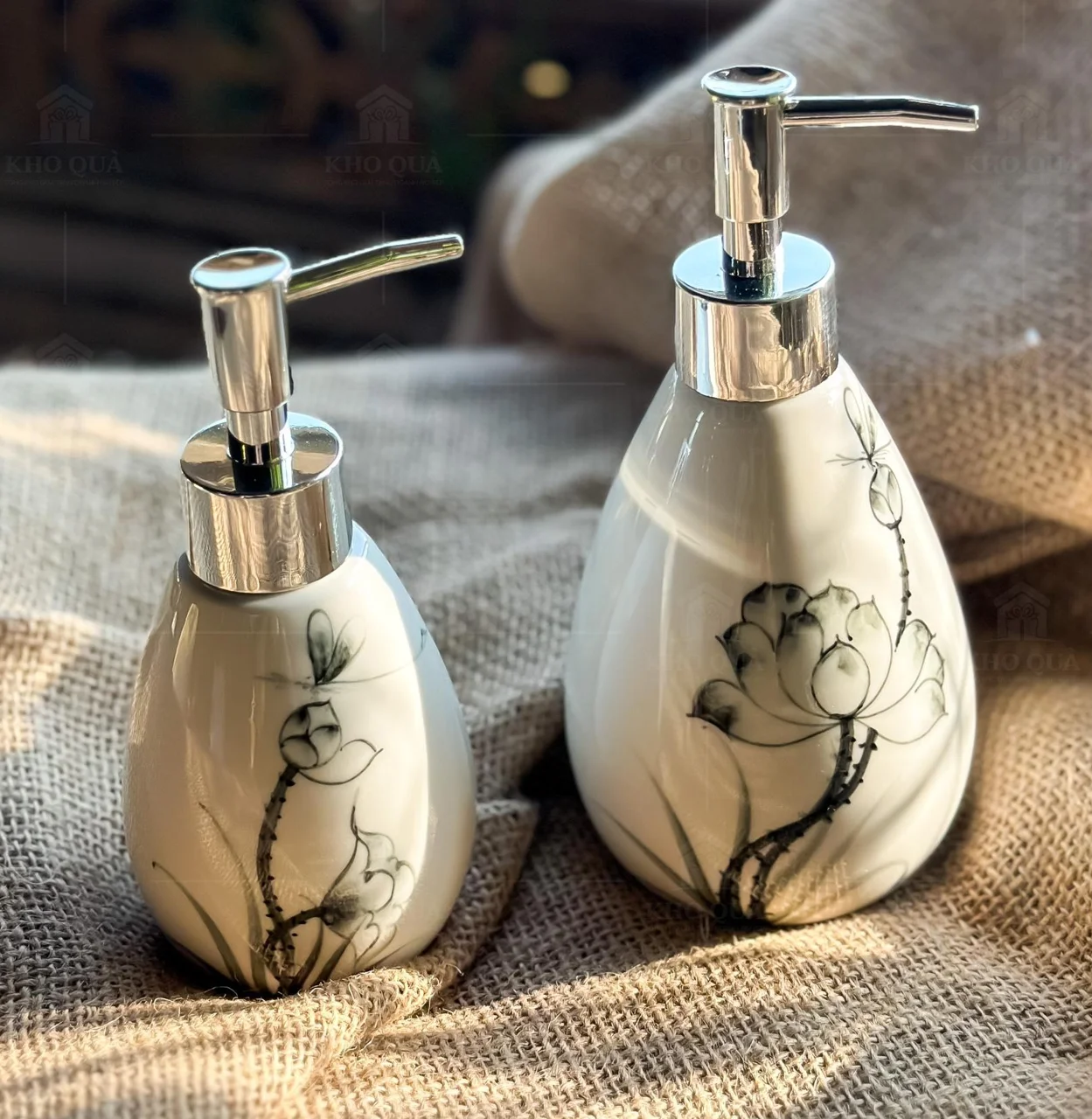 Hai bình họa tiết vẽ tay khác cỡ trên nền vải