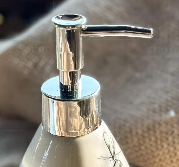 Cận vòi ngang, trụ nhấn và cổ nối trên bình họa tiết