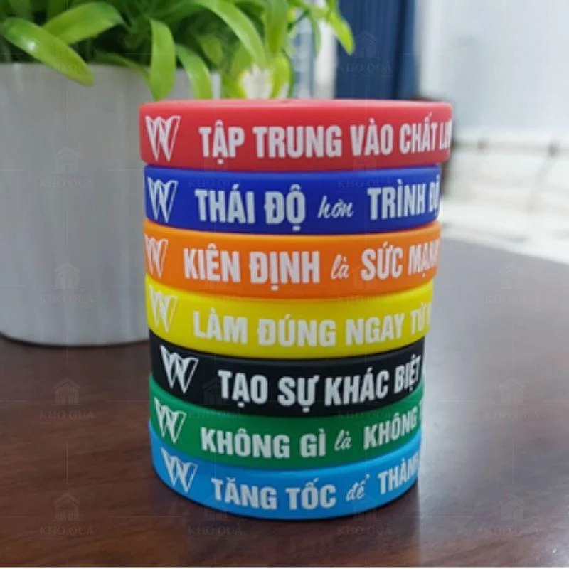 Vòng nhiều màu xếp chồng với câu chữ trắng khác nhau