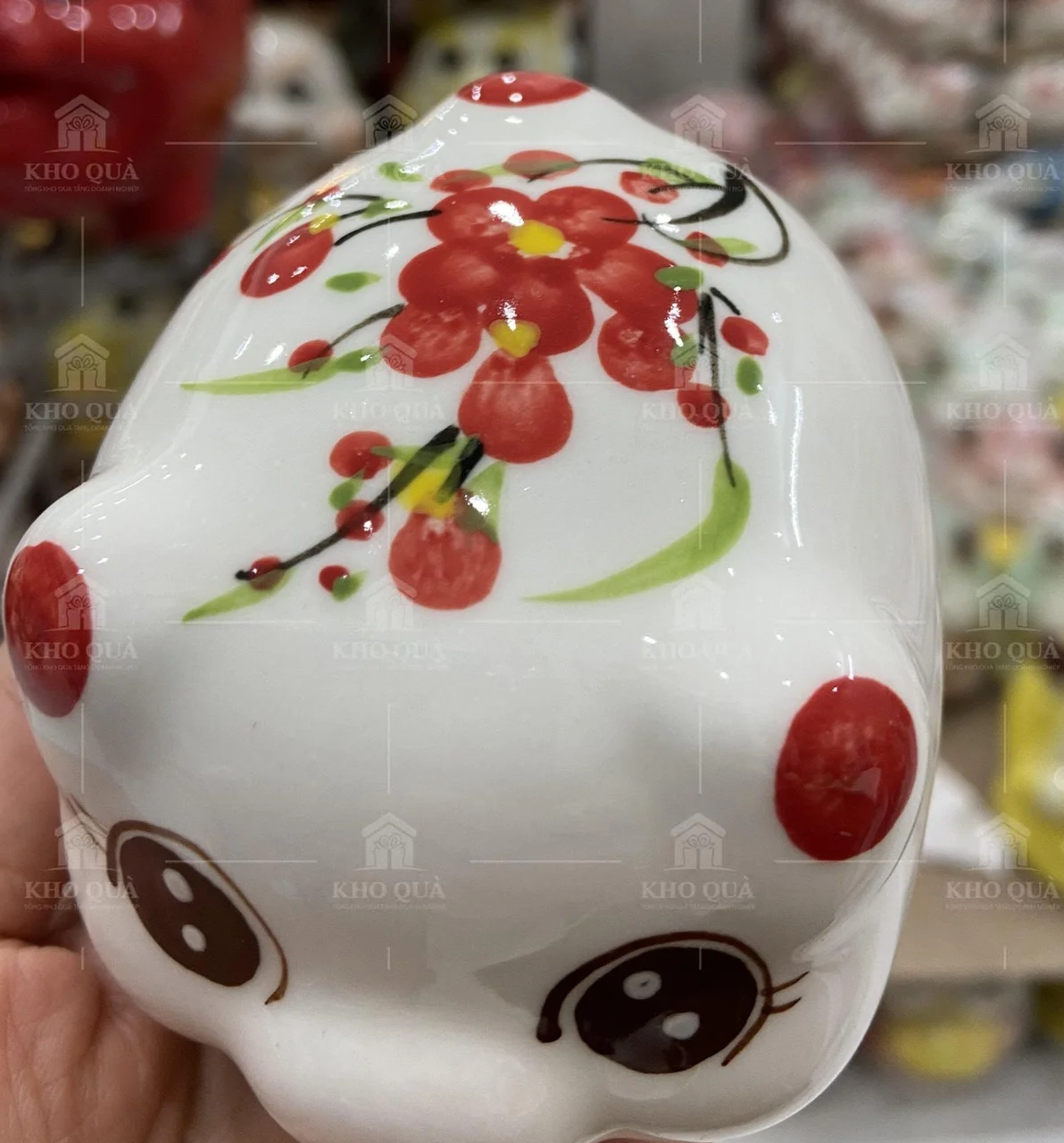Góc nhìn từ trên của heo đất trắng vẽ hoa đỏ