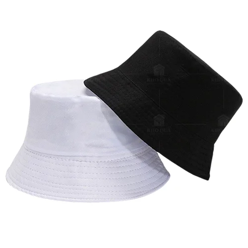 Mũ bucket trắng và đen có thân kín và vành quanh đầu