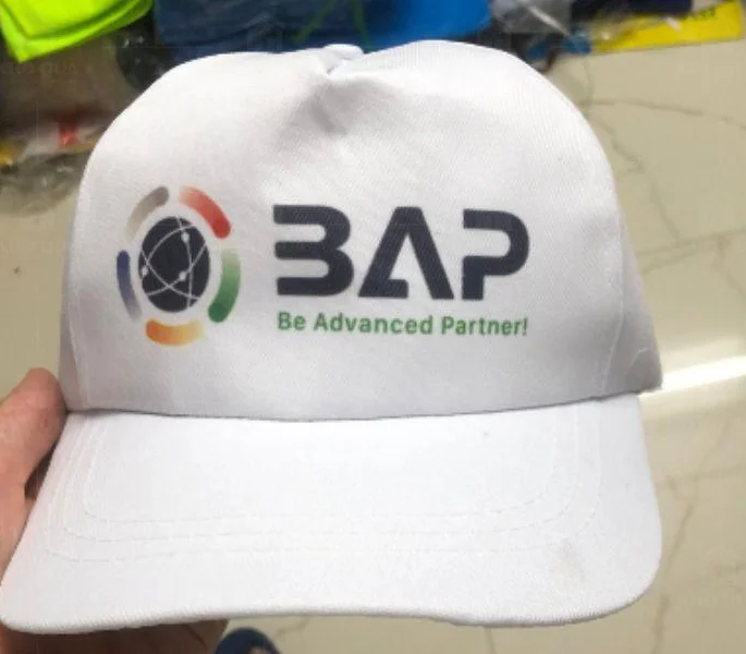 Mũ lưỡi trai trắng in BAP nhìn từ mặt trước