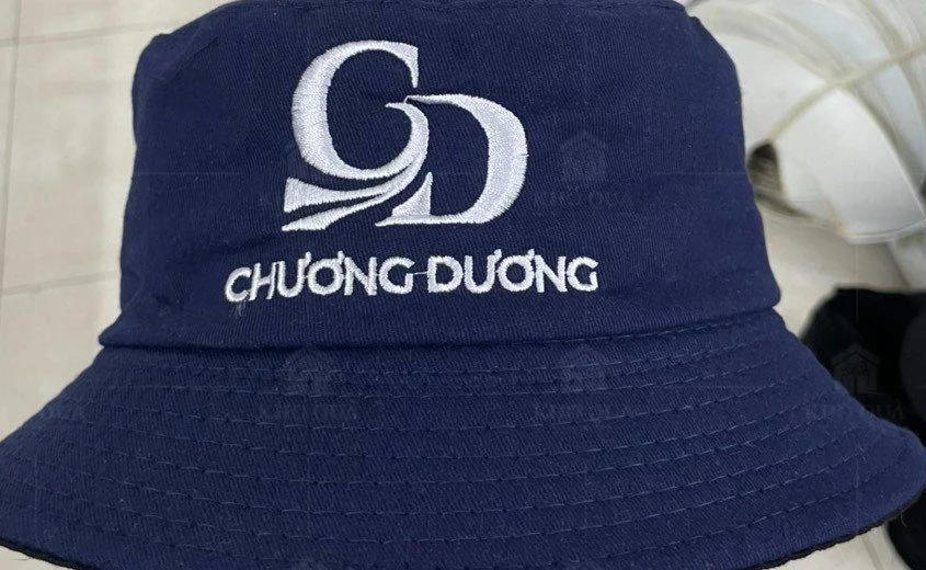 Mũ bucket xanh navy thêu biểu tượng và tên Chương Dương