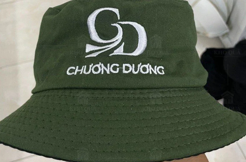 Mũ bucket xanh rêu có logo Chương Dương trắng