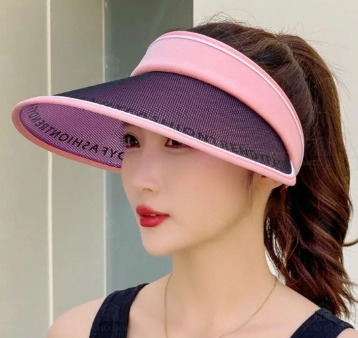 Mẫu visor tím viền hồng đang đội với đỉnh đầu hở