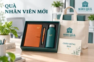 Phương án quà nhân viên mới gồm bộ sổ bút bình AP túi KhoQua và thiệp chào mừng