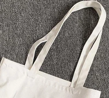 Góc quai và miệng túi canvas trong khung đặt cạnh máy tính bảng