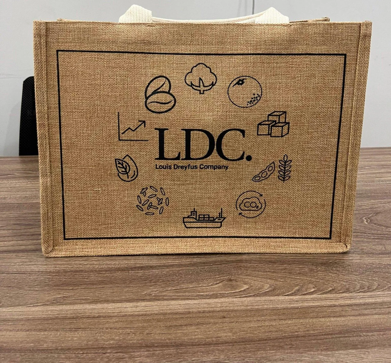 Túi dệt thô in LDC cùng biểu tượng nông sản tái chế và CO2