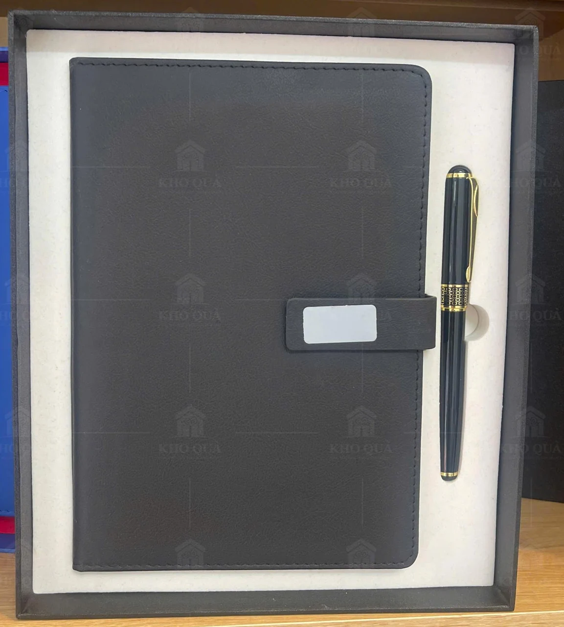 Bộ sổ đen và bút đen vàng trong hộp nền sáng từ gallery bộ sổ–bút