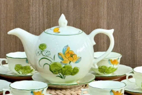 Góc hoa sen trên thân ấm cùng chén từ khung bộ trà