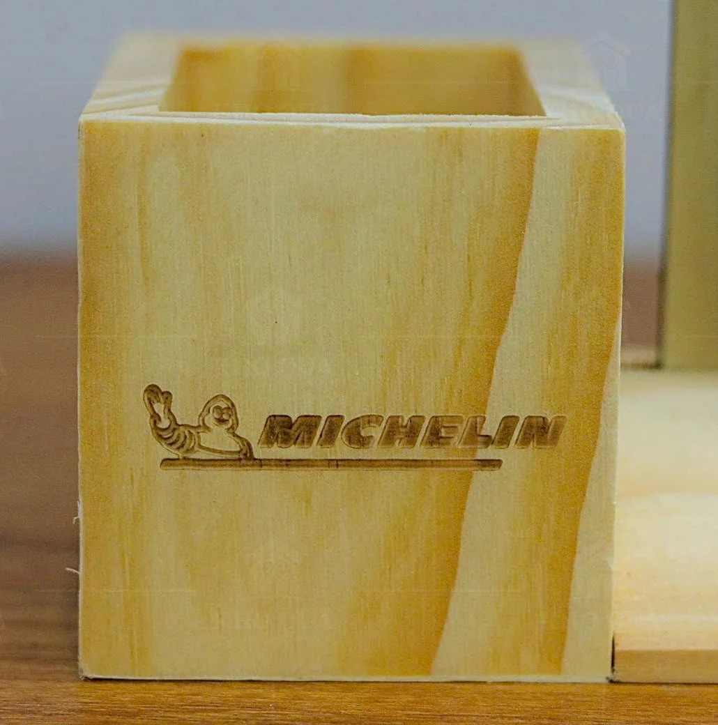 Góc ống bút gỗ có nhận diện Michelin trong gallery lịch đế gỗ