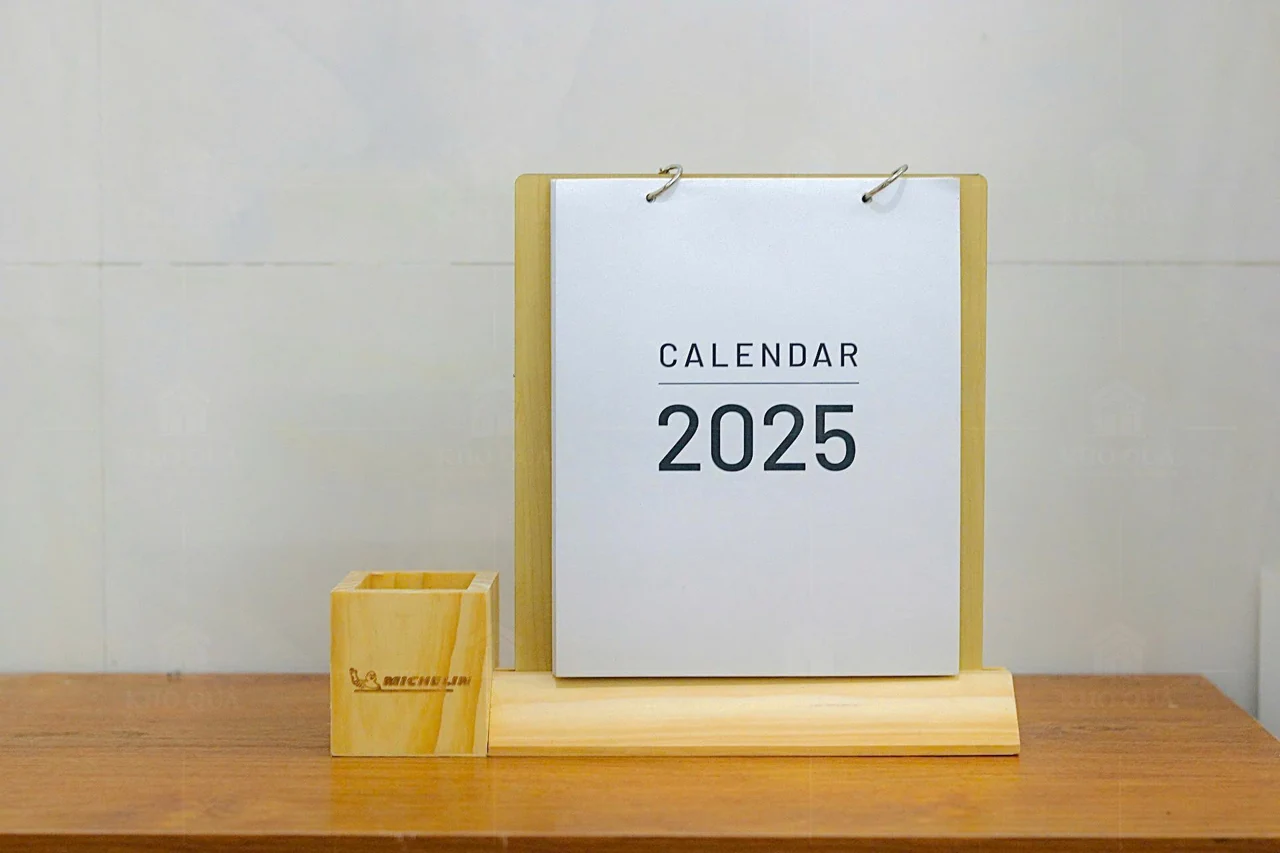 Lịch đế gỗ hai vòng giữ giấy và ống bút với bìa 2025 trong gallery
