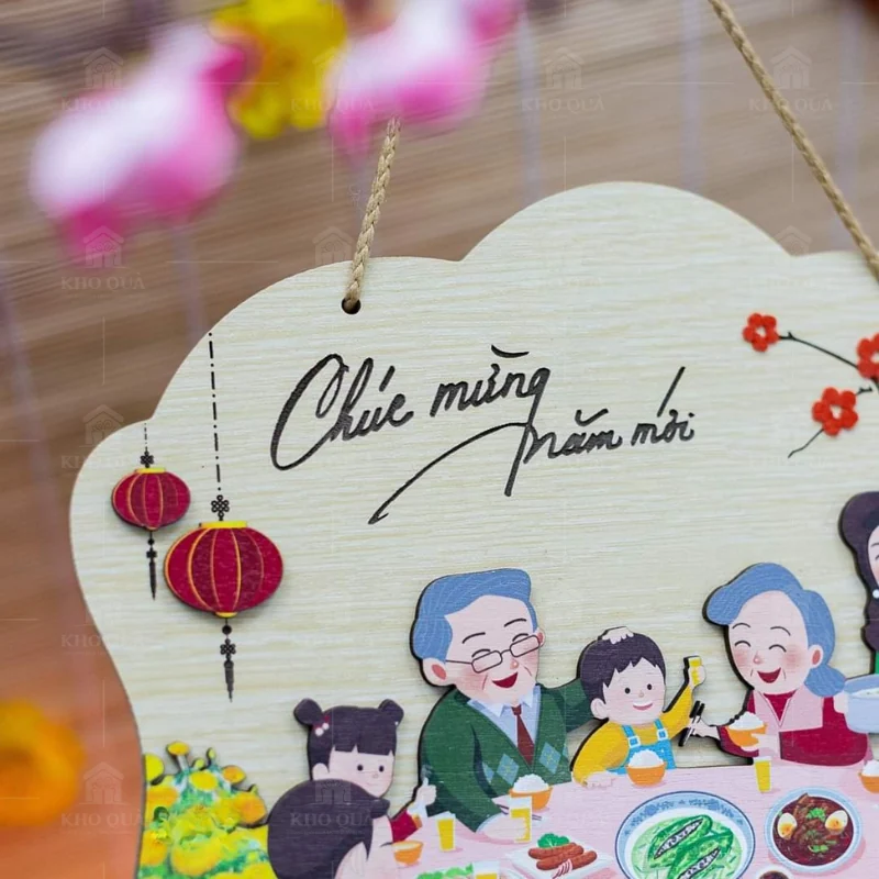 Đầu treo gỗ có dây lời chúc và hình gia đình trong gallery